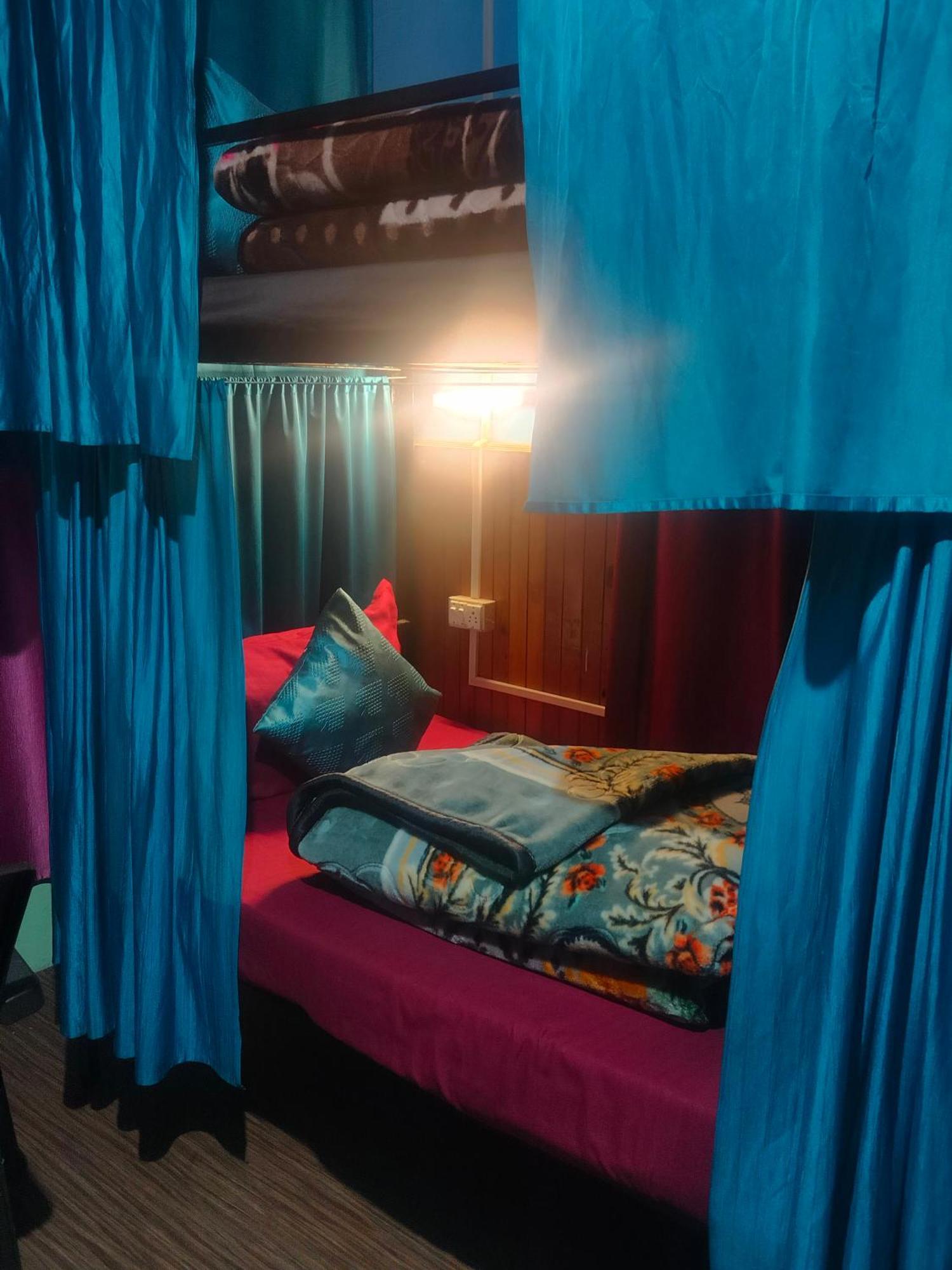 Non Stop Cafe Hostel & Stay Manali  Bagian luar foto